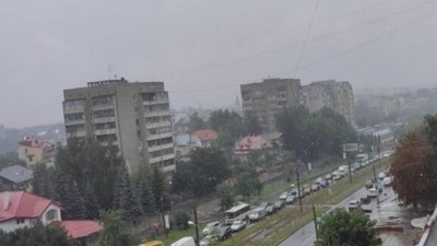 У Львові на Княгині Ольги перебігають дорогу між двома пішохідними переходами (ВІДЕО)