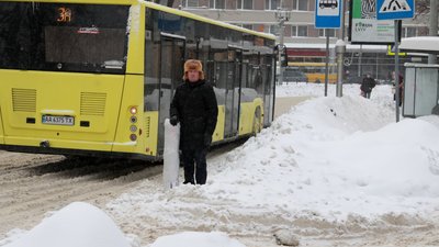 Зупинки громадського транспорту у Львові засипало снігом (ФОТОРЕПОРТАЖ)