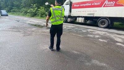 На Львівщині закликають дотримуватись норм перевезення габаритного вантажу