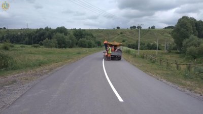 На автошляхах Львівщини наносять розмітку