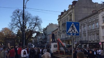 Як у центрі Львова чоловік "опанував" евакуатор