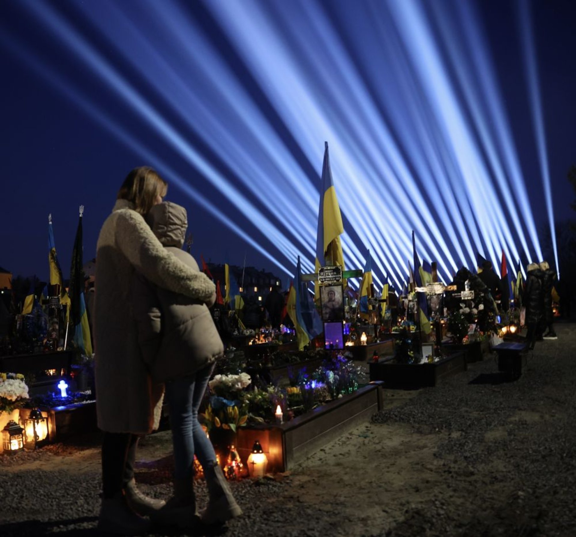 У Львові у небо запустили символічні світлові промені