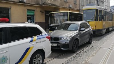У Львові на вулиці повернувся транспортний колапс (ФОТО)