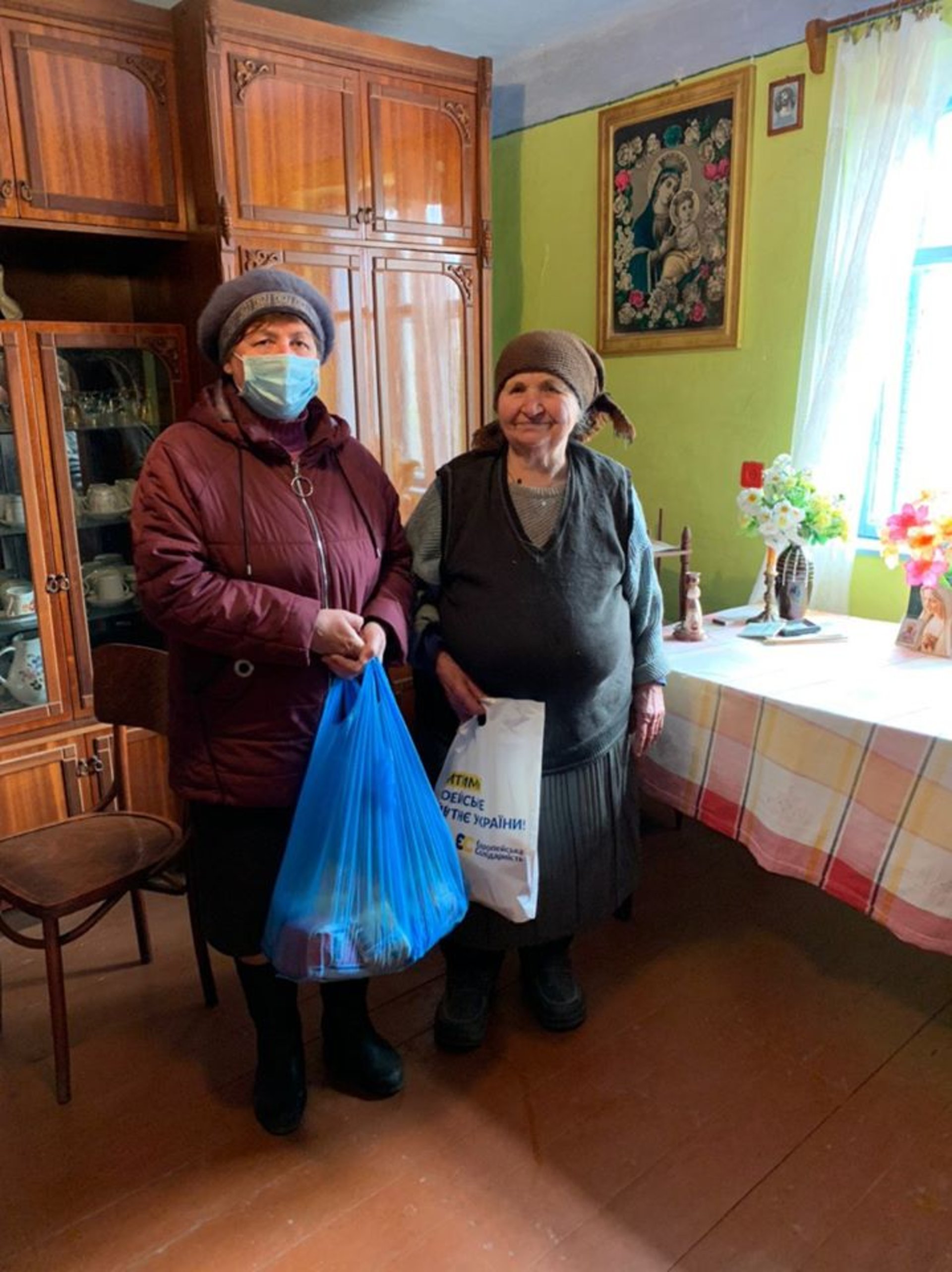На Яворівщині подбали про найбільш соціально незахищених мешканців. Фото: Івано-Франківська сільська рада.