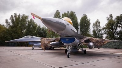 Зеленський показав F-16 в українському небі