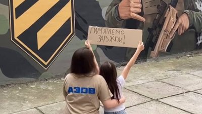 У Львові біля муралу захисника випивали алкоголь
