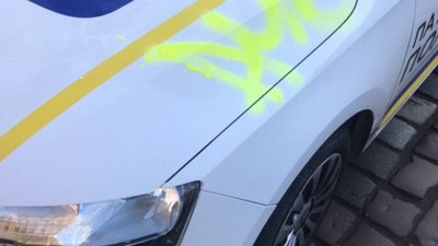 У Львові чоловік розмалював автомобіль поліції (ФОТО)