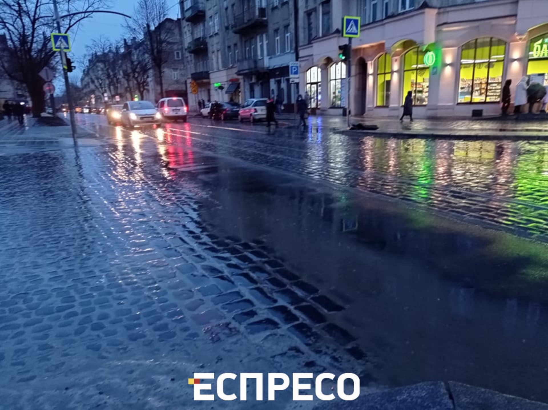 У Львові на вулиці Степана Бандери не зробили стоки води