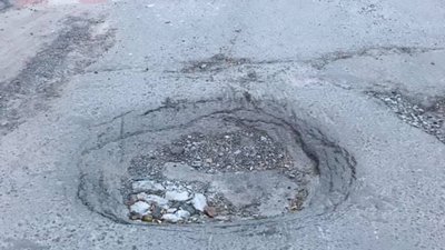 У Львові скаржаться на півметрові ями (ФОТО)