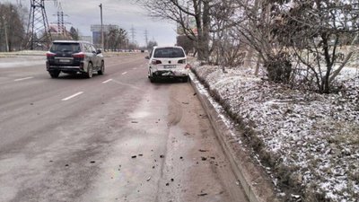 У Львові водій не розминувся із припаркованим автомобілем