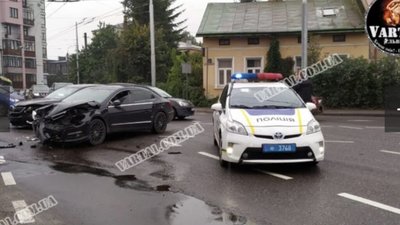 У Львові на Кульпарківській зіткнулися два легковики, є постраждалий