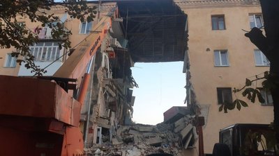 Дитина, яка перебуває під завалами будинку у Дрогобичі, подзвонила до батьків