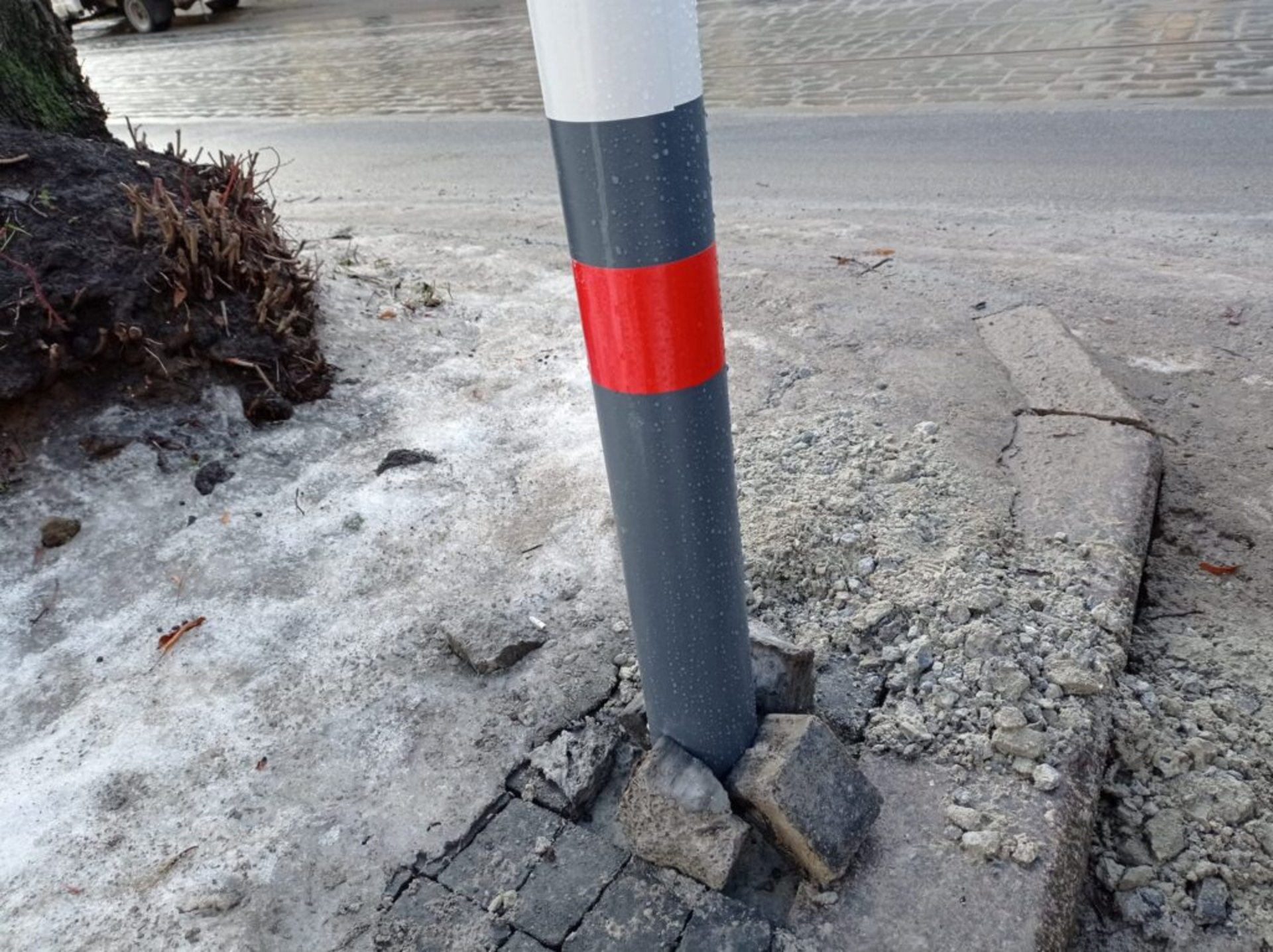 У Львові на вулиці Степана Бандери сніг зійшов разом з антипаркувальними елементами, фото Юрій Мартинович