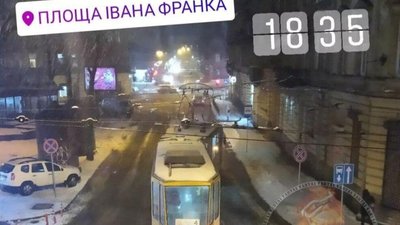 У центрі Львова з рейок зійшов трамвай (ФОТО, ВІДЕО)