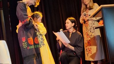 Українська дизайнерка Ольга Дрозд презентувала у Німеччині соціальний проєкт «Візерунки долі»
