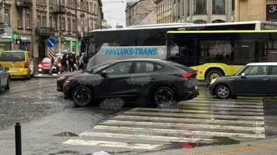 У Львові біля Оперного театру не розминулись автомобілі