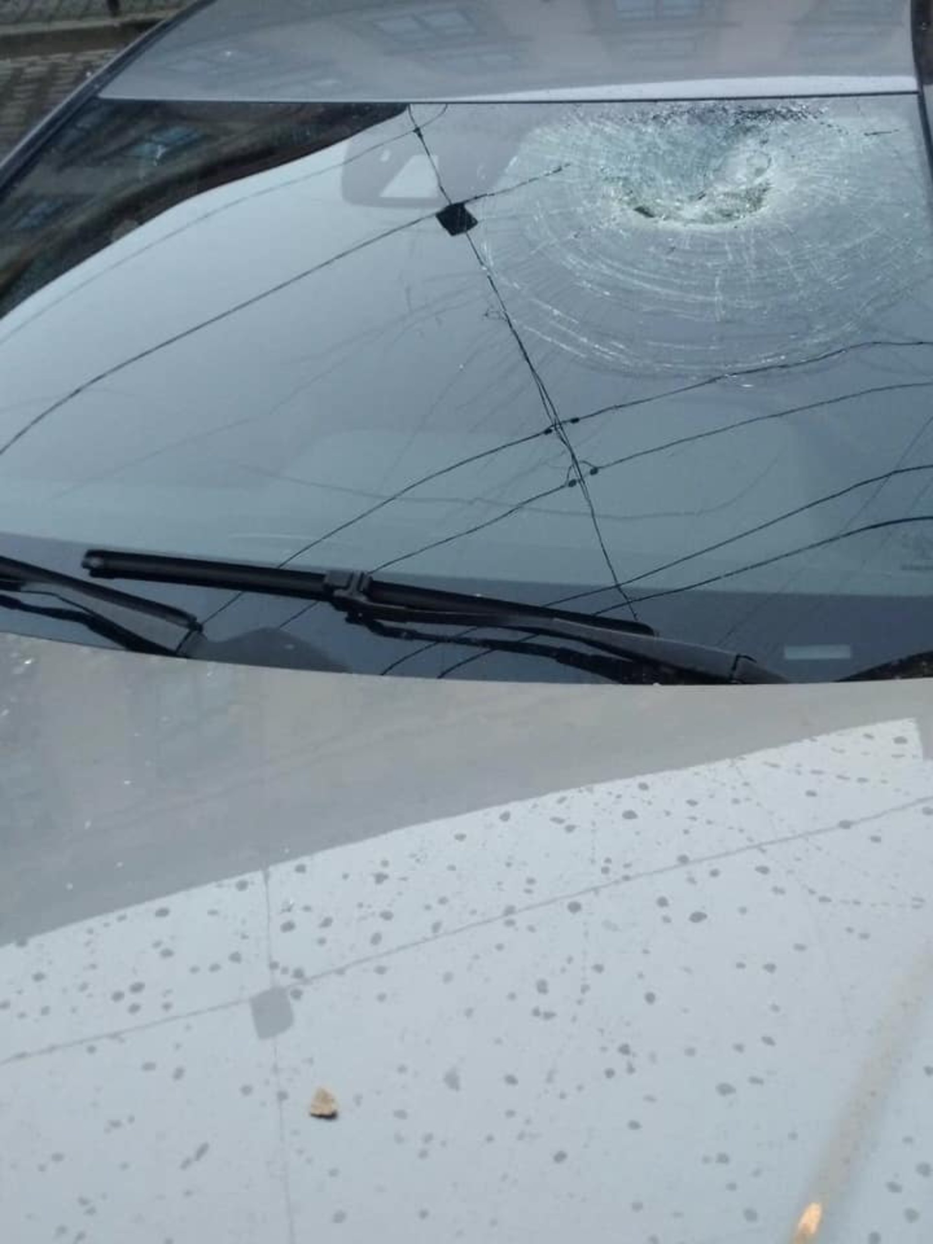 У Львові на авто з будинку впала цегла. Фото: Ігор Зінкевич.