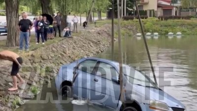У Винниках машина скотилась в озеро (ВІДЕО)