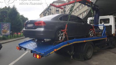 Від готелю «Львів» евакуювали автомобілі (ФОТО)