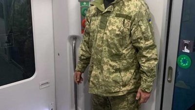 Скандал у поїзді "Укрзалізниці": військового, який повертався з фронту, вигнали в тамбур через "поганий запах"