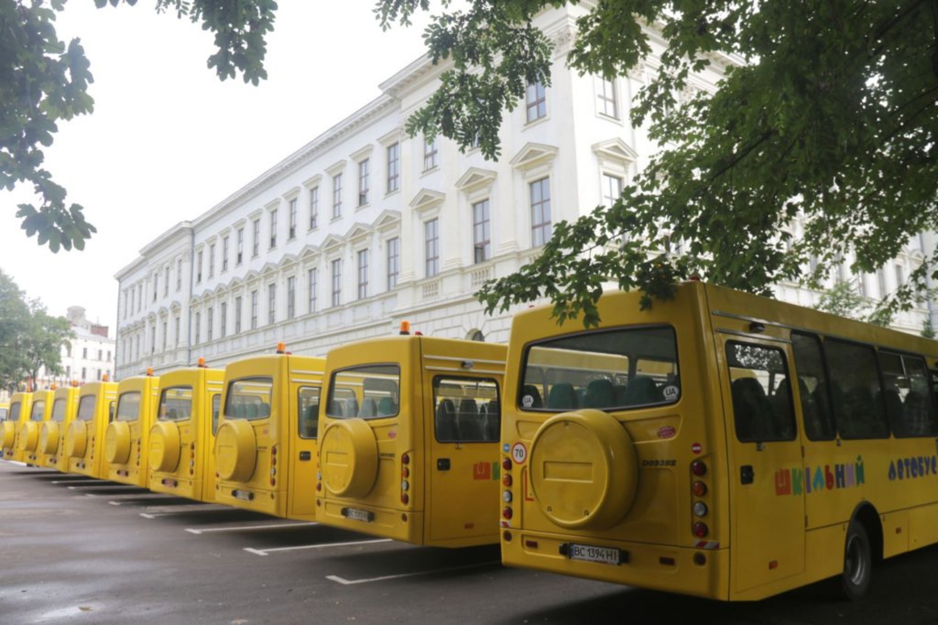 Школи Львівщини отримали 36 нових автобусів