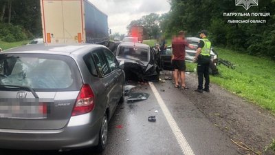 Поблизу населеного пункту Великосілки на автодорозі "Київ - Чоп" організували реверсний рух (ФОТО)