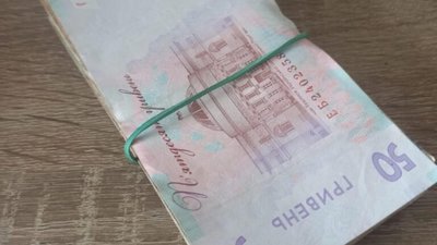 У Львові у спальному районі знайшли пачку грошей