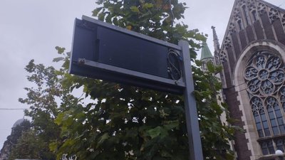 У Львові інформаційне табло для пасажирів заховали між деревами