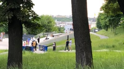 У Львові сквер біля Меморіалу Героїв Небесної Сотні заростає травою (ФОТО)