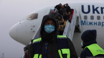 Авіаперевізники публічно заговорили про заборону польотів невакцинованим пасажирам