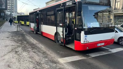 У Львові на улюбленому проспекті Зубача автобус застряг у ямі (ФОТО)