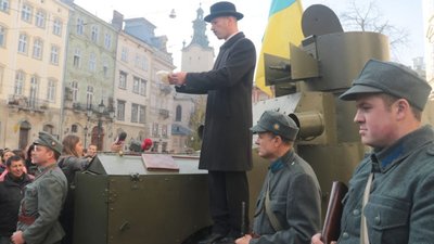 На площі Ринок у Львові відтворили реконструкцію подій 1918 року (ФОТОРЕПОРТАЖ)