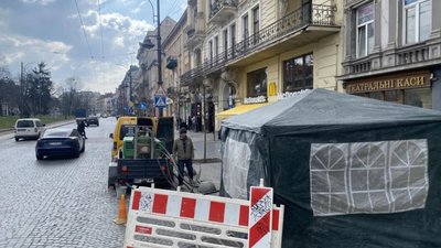 У центрі Львова наводять лад із слизькою плиткою