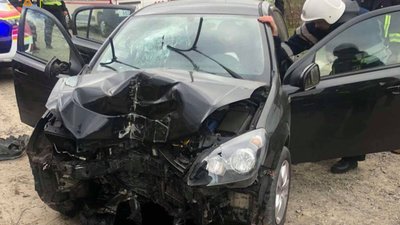 В'їхав у бетонну огорожу: на Львівщині рятувальники вивільняли із авто чоловіка (ФОТО)