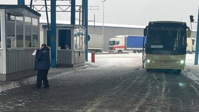 На Львівщині у пункті пропуску з Польщею відсутнє електропостачання (ФОТО)