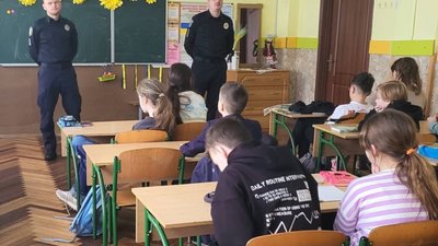 У Львові патрульні пояснили дітям, що не можна читати чужі повідомлення