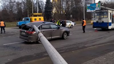 Владі Львова, щоб встановити причини падіння опор, потрібно кілька тижнів і широке коло фахівців