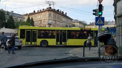 У Львові водії висаджують пасажирів на перехресті (ФОТО)