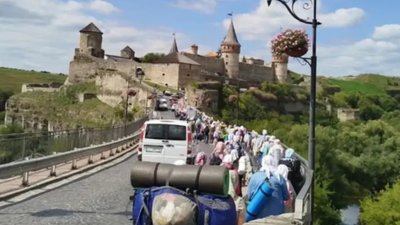 На Хмельниччині віряни РПЦ/УПЦ МП вирушили у хресний хід