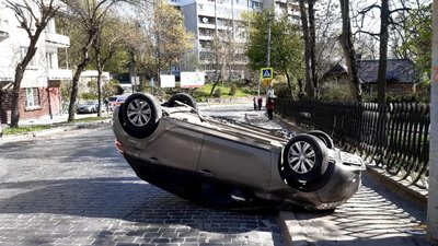 У Львові іномарка мало не знесла паркан у парк і перекинулася на дах (ФОТО, ВІДЕО)