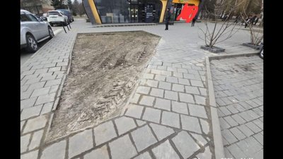 У Львові у спальному районі просіла бруківка