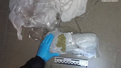 У Львові чоловік із наркотиками порушував комендантську годину (ФОТО)