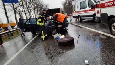 На автодорозі "Київ – Ковель" зіштовхнулися вантажівка та легковик, є загиблі (ФОТО)