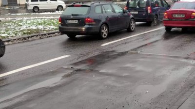 У Львові на зупинці утворилась яма (ФОТО)
