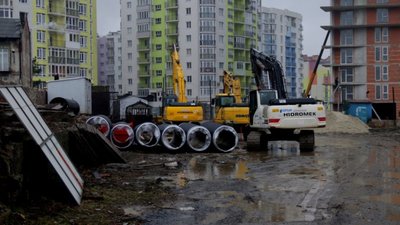 Як у Львові на вул. Шевченка у дощ почали облаштування квазі-кільця (ФОТОРЕПОРТАЖ)