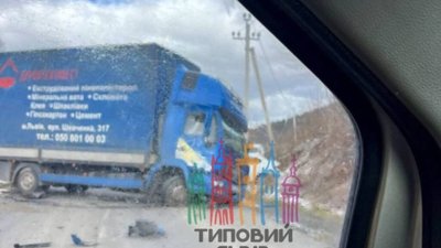 На Львівщині вантажівка потрапила у аварію