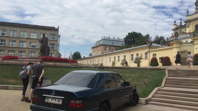 Як у Львові «бидловози» паркуються біля Собору Святого Юра (ФОТО)