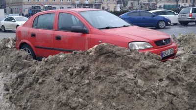 Підлеглі Садового нарешті розпочали прибирати Львів від снігу