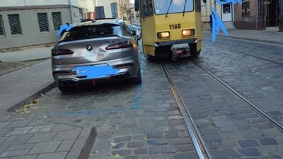 У Львові на одній із вулиць просять перемалювати улюблену синю лінію Садового (ФОТО)