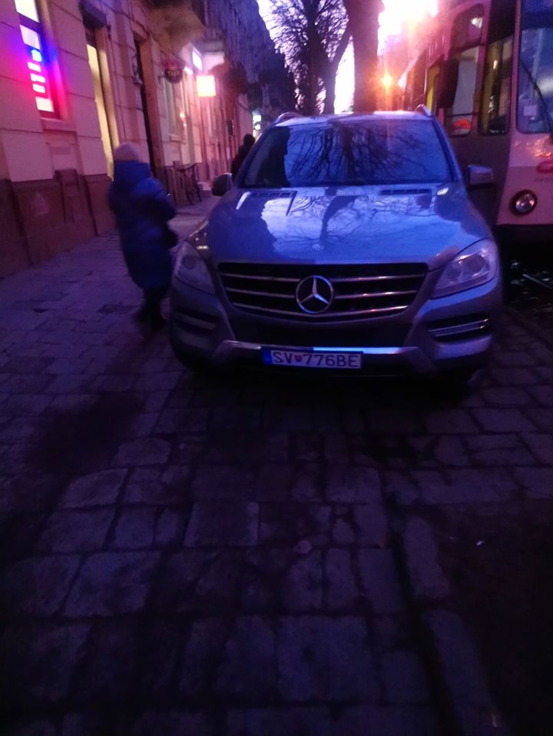 У Львові трамвай зійшов з рейок. Фото: Варта1.